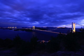 日没後にライトアップされた瀬戸大橋を望む