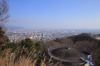 貯水タンクと宝塚市内の風景