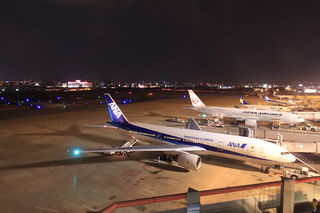福岡空港国内線　送迎デッキの夜景スポット写真（1）class=