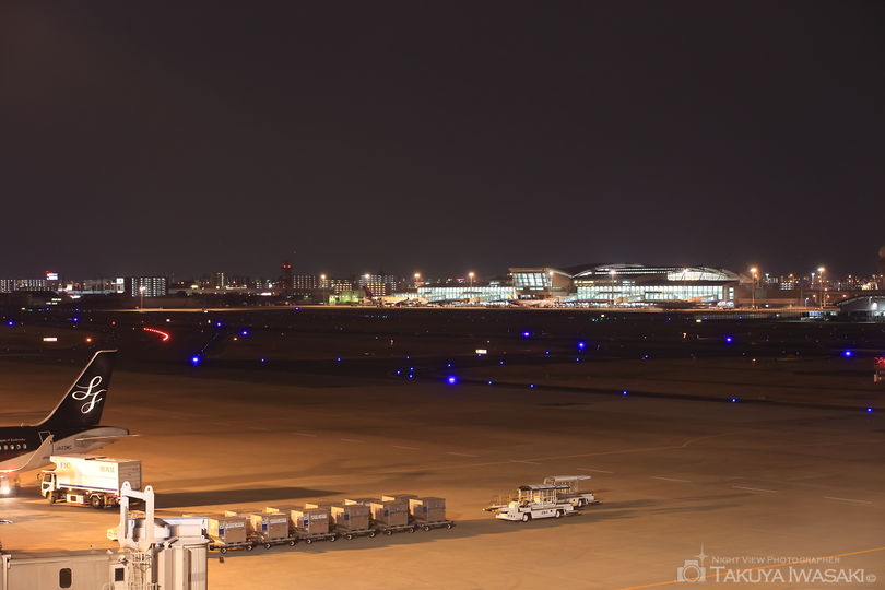 福岡空港国内線　送迎デッキの夜景スポット写真（3）