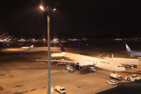 福岡空港国際線　送迎デッキの夜景スポット写真（1）class=