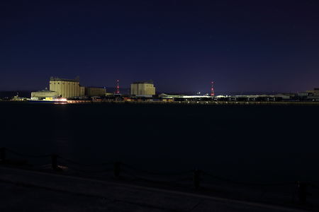 玉島地区の工場夜景を望む