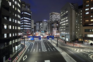 虎ノ門ヒルズ オーバル広場の夜景スポット写真（1）class=