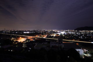 平塚市内の夜景と東海道新幹線の光跡