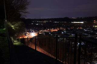 階段付近から相模川高田橋方面の夜景を望む