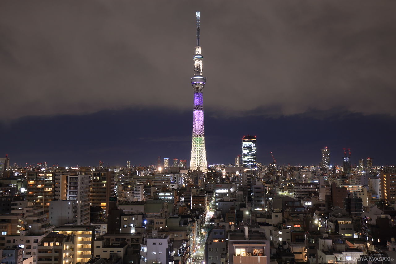 東京スカイツリーのライトアップ「明花」を望む
