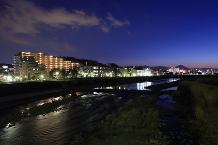 浅川と日野市内の住宅街の夜景