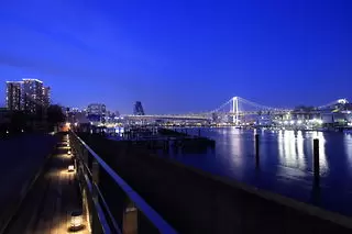 ベイブリーズガーデン（京浜運河港南大橋付近）の夜景