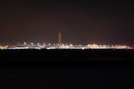 羽田空港ターミナルビルと管制塔を望む