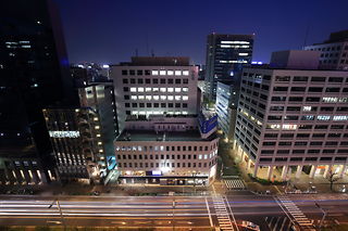 栄町のオフィスビルの夜景