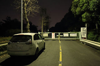 夜間は閉門された駐車場入口付近の様子