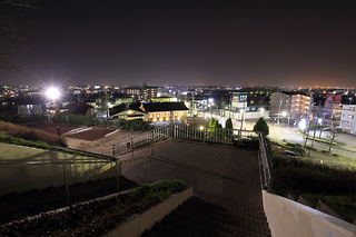 階段から緑区の住宅街夜景を望む