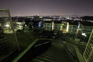 階段から一つ山住宅の夜景を望む
