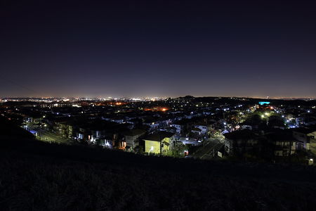 北野台の住宅街と遠くに日野市内の夜景を望む