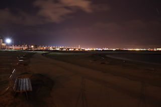 ベンチとセントレア方面の夜景