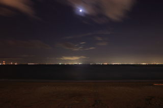 月明かりと伊勢湾の夜景