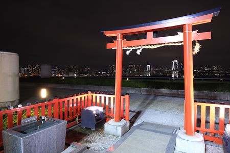 アクアシティお台場神社の夜景スポット写真（4）class=