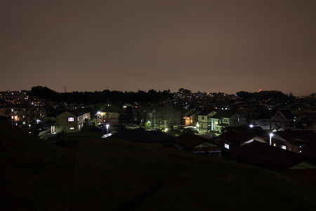 大場町の住宅街の夜景を望む