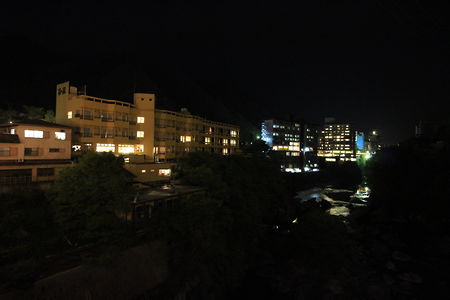 鬼怒川温泉 ふれあい橋の夜景スポット写真（2）class=