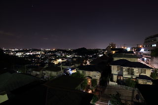 下倉田町の住宅街夜景を望む