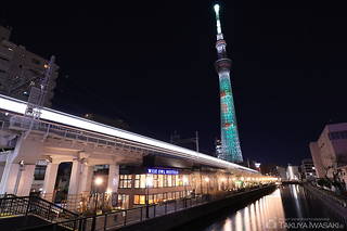 東京スカイツリーと東武スカイツリーラインの電車の光跡