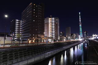 押上の高層マンション街と東京スカイツリーを望む