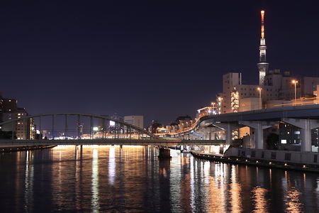 東京スカイツリーと蔵前橋方面を望む