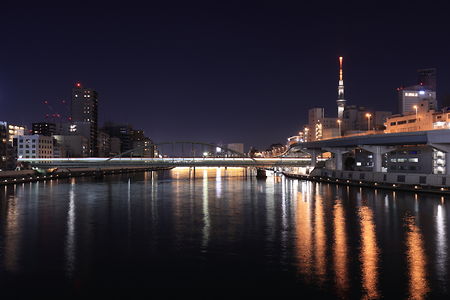 総武線の電車の光跡と東京スカイツリー