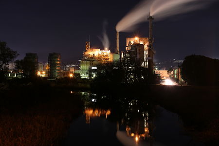 日本製紙の工場と水面に反射した工場の明かり