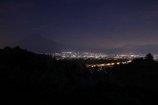 富士山のシルエットと富士市の夜景