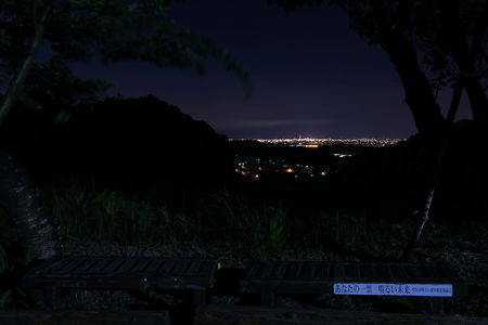 ベンチと磐田市の夜景