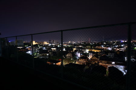 フェンス越しに見える夜景