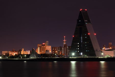 青森港旅客船ターミナルビル付近の夜景スポット写真（2）class=