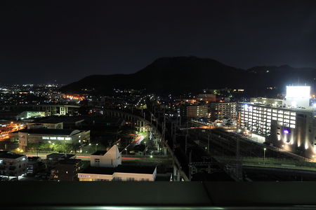 北側の窓から信夫山方面の夜景を望む
