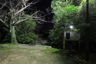 火野葦平文学碑の夜景スポット写真（4）class=