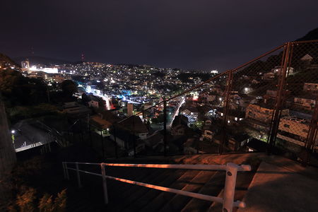階段と長崎の夜景