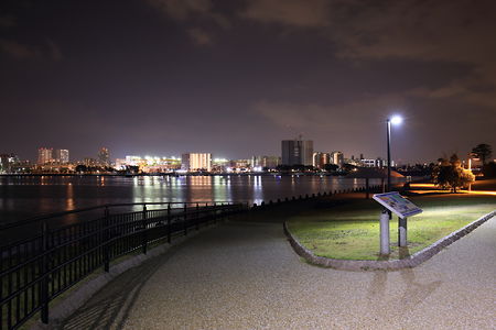 案内板と対岸の御島崎方面の夜景