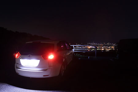 駐車場に車を止めて夜景を楽しむ