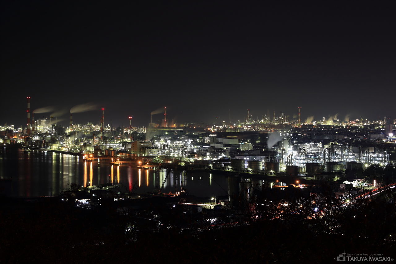 化学工場群の夜景を望む