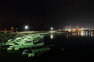 小方港に停泊する漁船と対岸の工場