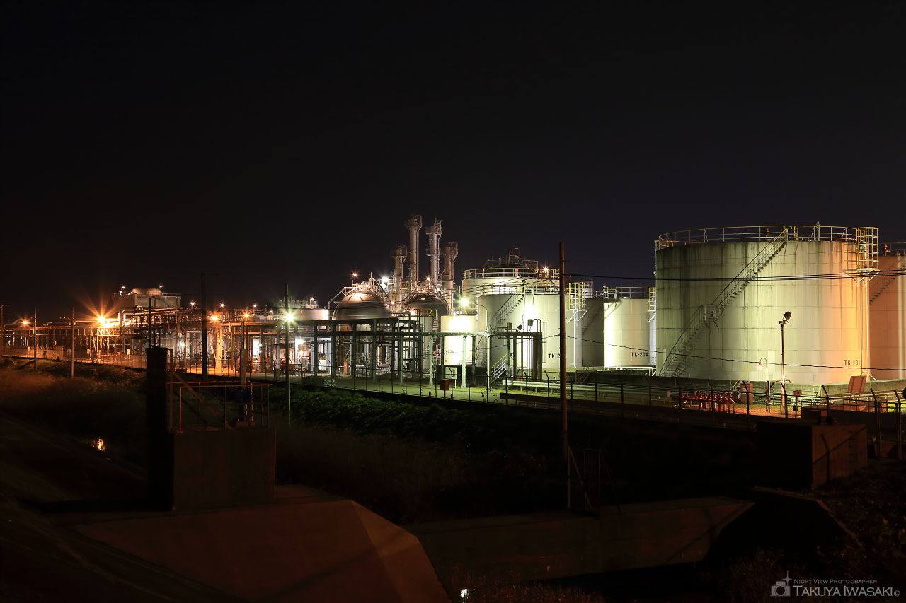 製紙工場を望む