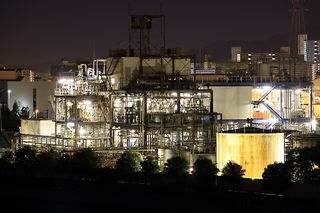 日油・尼崎工場のプラントを望む