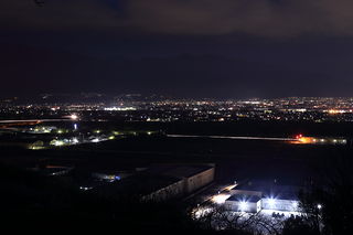 南アルプス市と工場の夜景