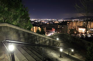 山手台南公園近くの階段の夜景スポット写真（3）class=