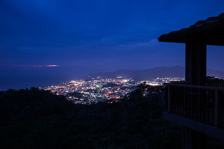 名護中央公園　天上展望台の夜景スポット写真（2）class=