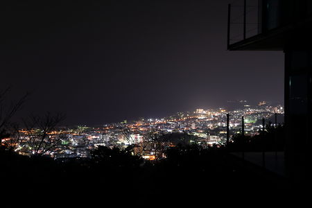 名護市内中心部を望む