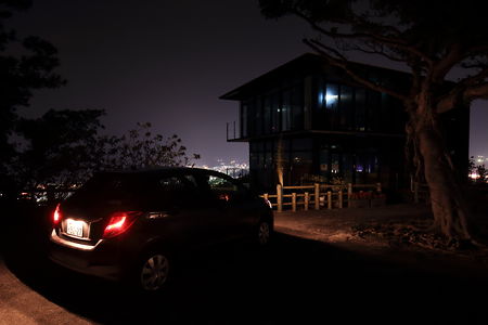 名護中央公園　ビジターセンター前の夜景スポット写真（2）class=