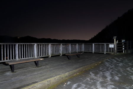 津久井湖城山公園　展望デッキの夜景スポット写真（3）class=