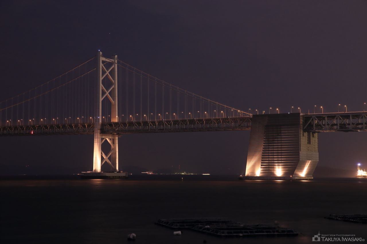 ライトダウンした瀬戸大橋を望む