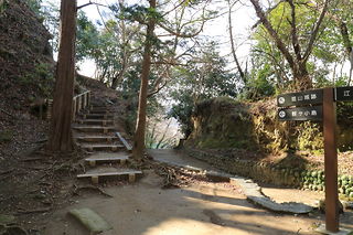 韮山城跡へ続く階段